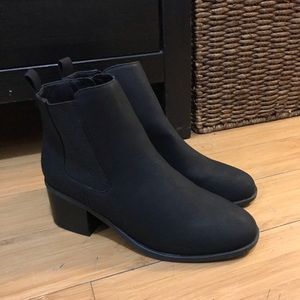 Black Chelsea boot / ankle bootie